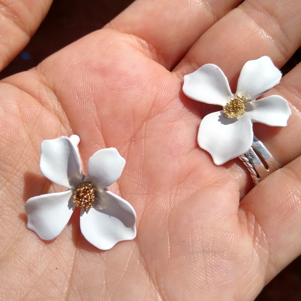 White flower stud earrings
